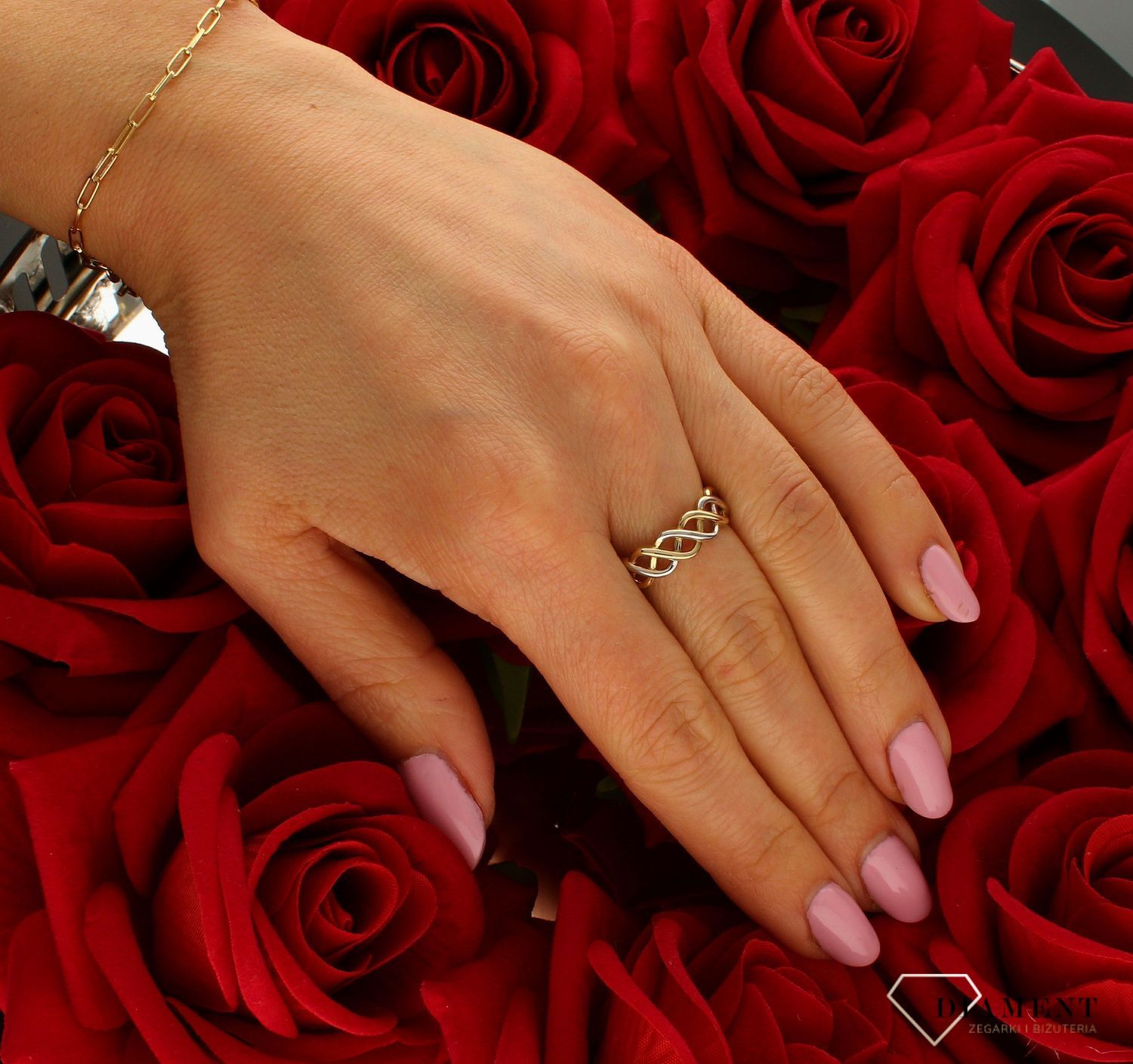 Złoty pierścionek 333 obrączka przeplatana z białym złotem DIA-PRS-9170-333. Niezwykły pierścionek ze złota żółtego i białego. Pierścionek o przeplatanym nowoczesnym wzorze z pewnością przyciągnie uwagę n (4).jpg