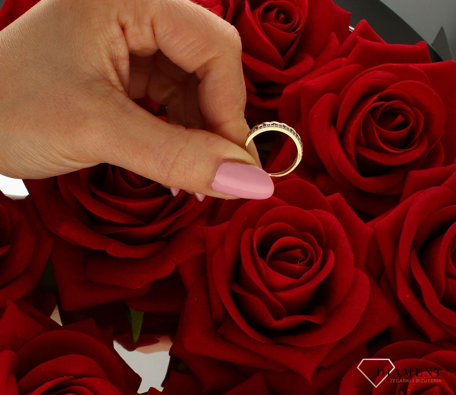 Złoty pierścionek 333 obrączka z pasmem cyrkonii DIA-PRS-9172-333.  Złoty pierścionek  świetnie się sprawdzi na prezent z okazji urodzin, imienin czy rocznicy ślubu. Pierścionek można łączyć z inną biżute (4).jpg