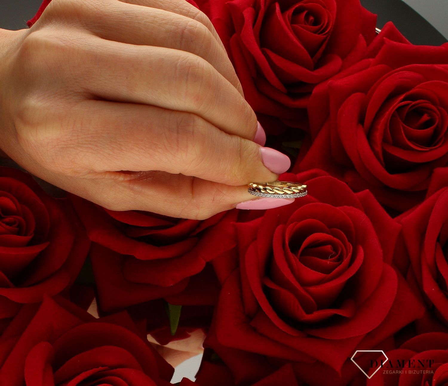 Złoty pierścionek 333 obrączka z pasmem cyrkonii DIA-PRS-9172-333.  Złoty pierścionek  świetnie się sprawdzi na prezent z okazji urodzin, imienin czy rocznicy ślubu. Pierścionek można łączyć z inną biżute (4).jpg