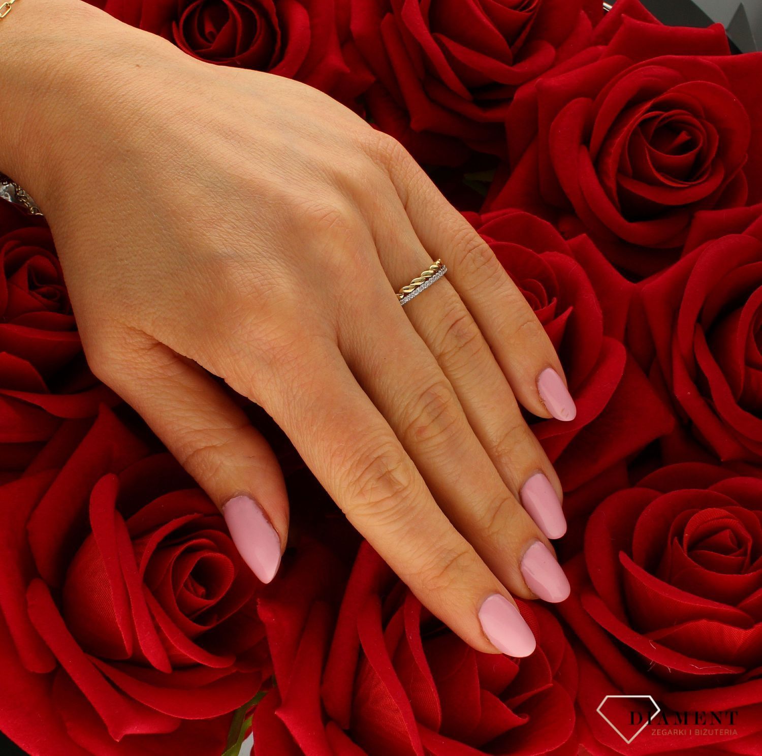 Złoty pierścionek 333 obrączka z pasmem cyrkonii DIA-PRS-9172-333.  Złoty pierścionek  świetnie się sprawdzi na prezent z okazji urodzin, imienin czy rocznicy ślubu. Pierścionek można łączyć z inną biżute (4).jpg