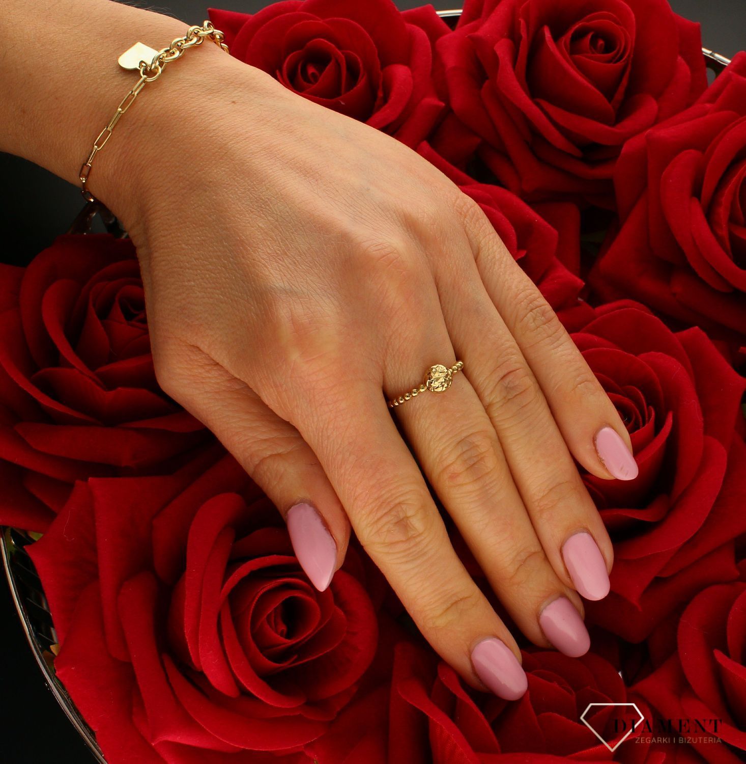 Pierścionek złoty damski Grawerowana kuleczka 333 DIA-PRS-9173-333. Delikatny i niezwykle szykowny dodatek do eleganckich oraz c (4).jpg