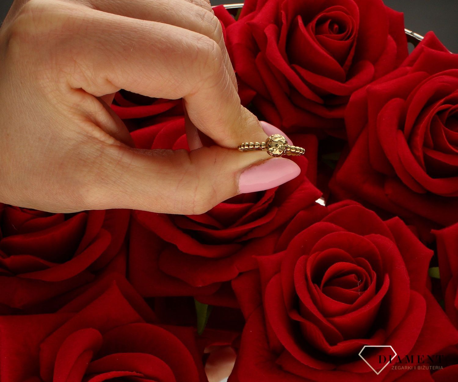 Pierścionek złoty damski Grawerowana kuleczka 333 DIA-PRS-9173-333. Delikatny i niezwykle szykowny dodatek do eleganckich oraz c (4).jpg