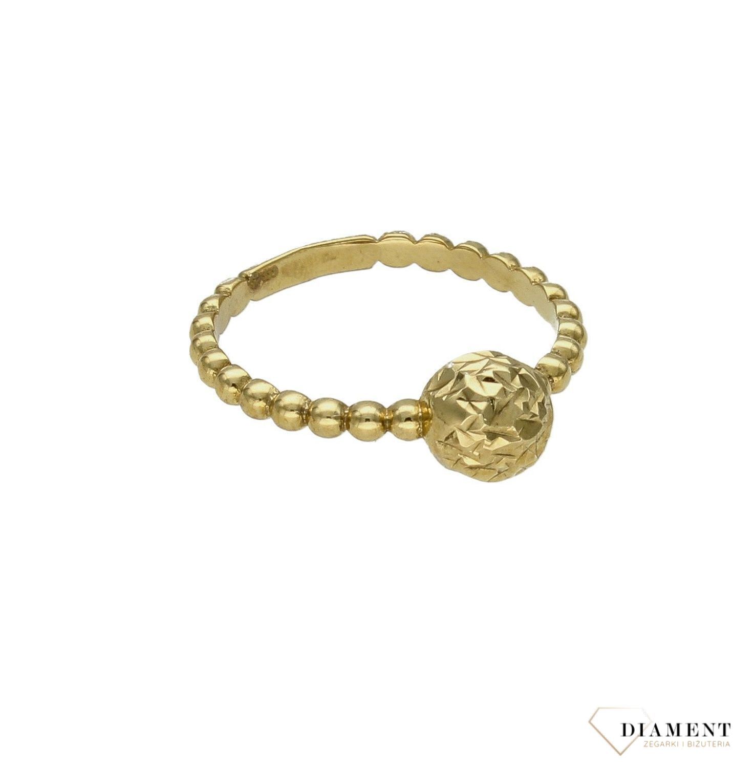 Pierścionek złoty damski Grawerowana kuleczka 333 DIA-PRS-9173-333. Delikatny i niezwykle szykowny dodatek do eleganckich oraz c (4).jpg