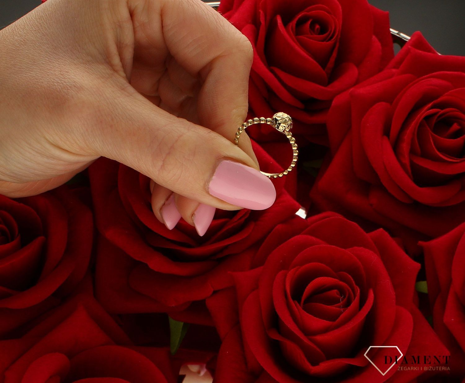 Pierścionek złoty damski Grawerowana kuleczka 333 DIA-PRS-9173-333. Delikatny i niezwykle szykowny dodatek do eleganckich oraz c (4).jpg