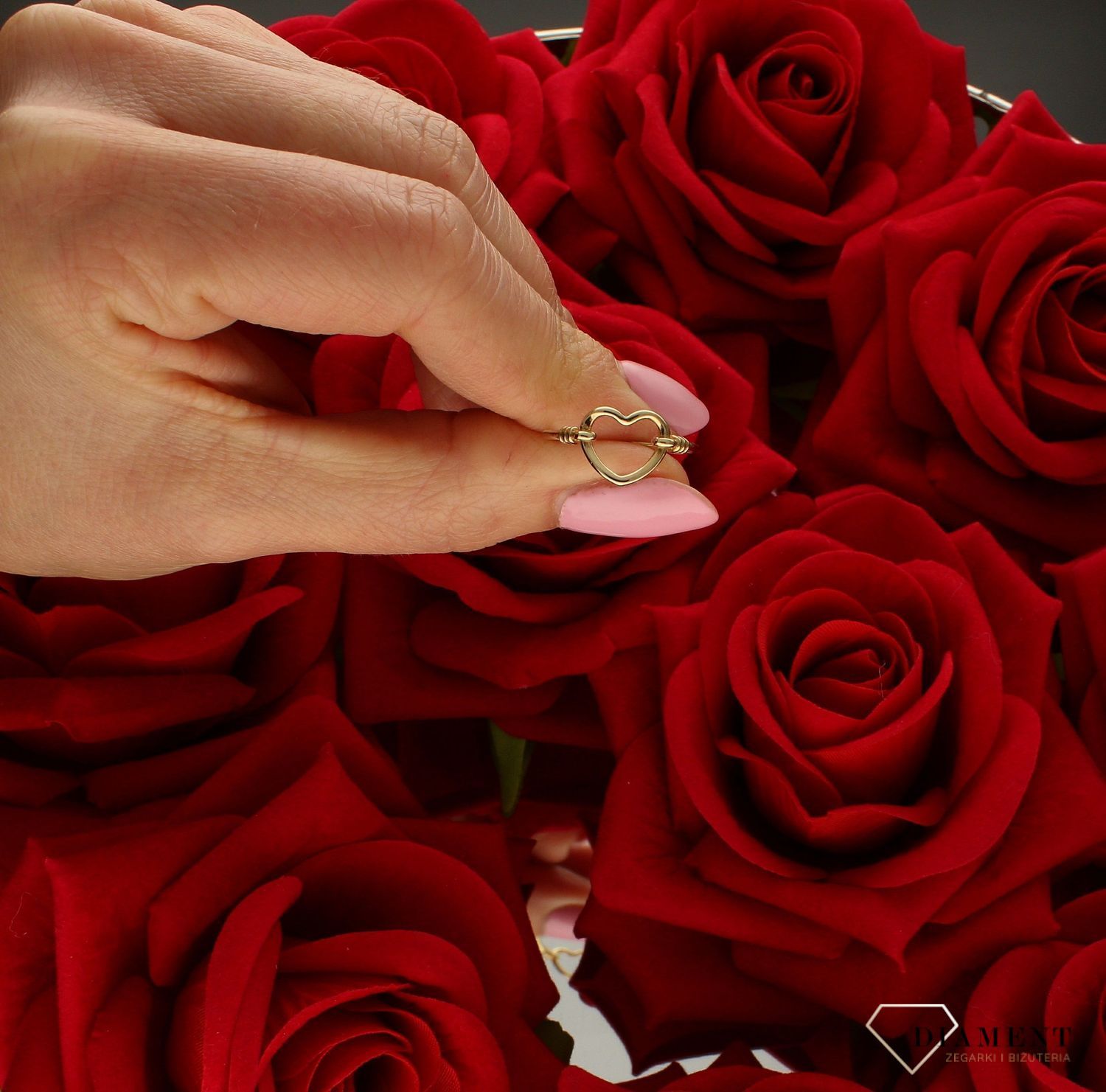 Złoty pierścionek damski 333 “Kochające serce” DIA-PRS-9174-333. Minimalistyczny pierścionek podkreśli piękno wyjątkowych moment.jpg