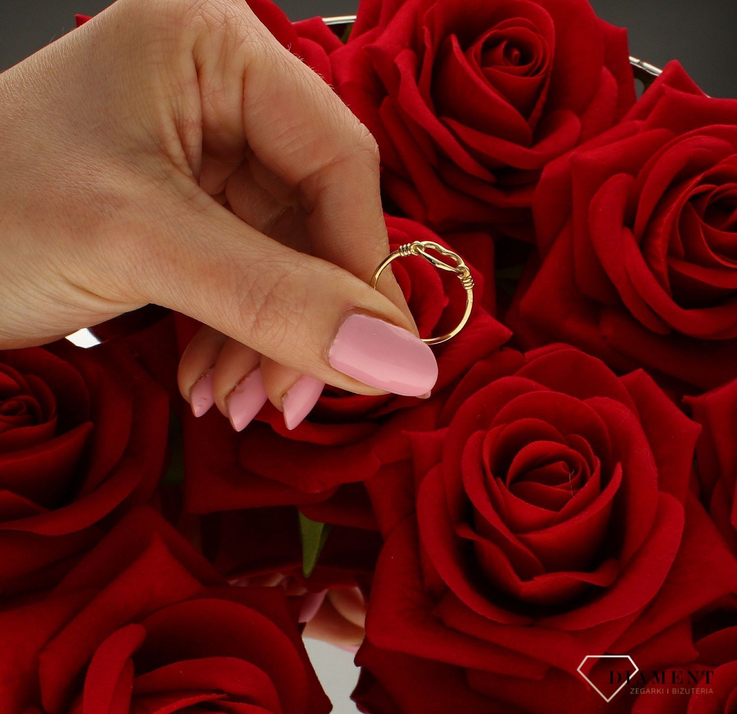 Złoty pierścionek damski 333 “Kochające serce” DIA-PRS-9174-333. Minimalistyczny pierścionek podkreśli piękno wyjątkowych moment.jpg