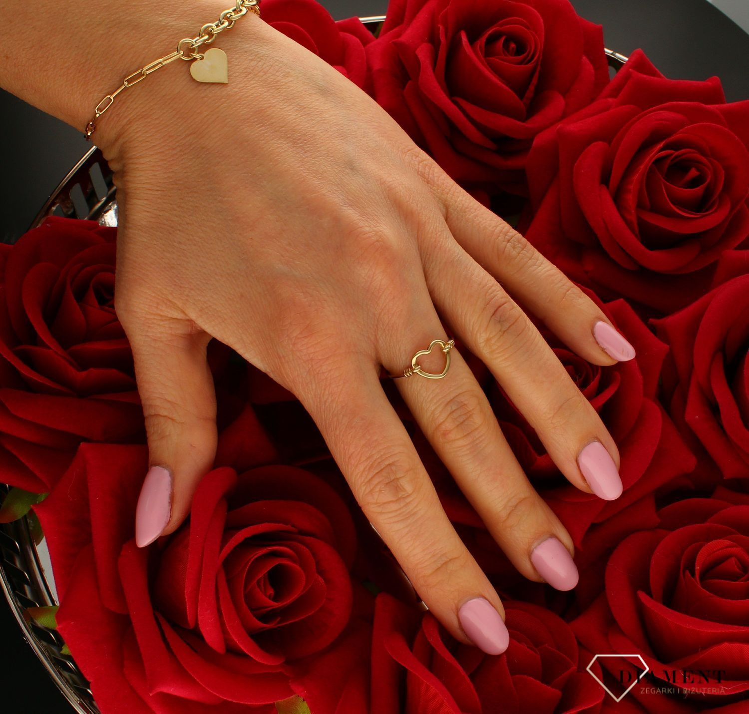 Złoty pierścionek damski 333 “Kochające serce” DIA-PRS-9174-333. Minimalistyczny pierścionek podkreśli piękno wyjątkowych moment.jpg