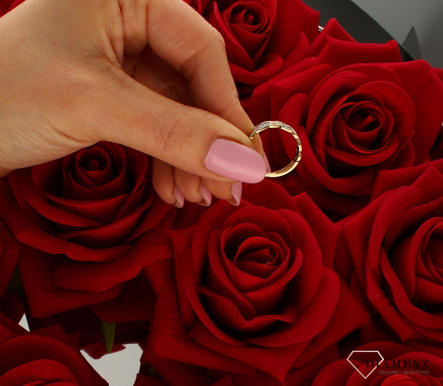 Pierścionek złoty damski “Wieniec laurowy” 333 DIA-PRS-9175-333. Elegancki, złoty pierścionek damski w formie obrączki z delikat (3).jpg