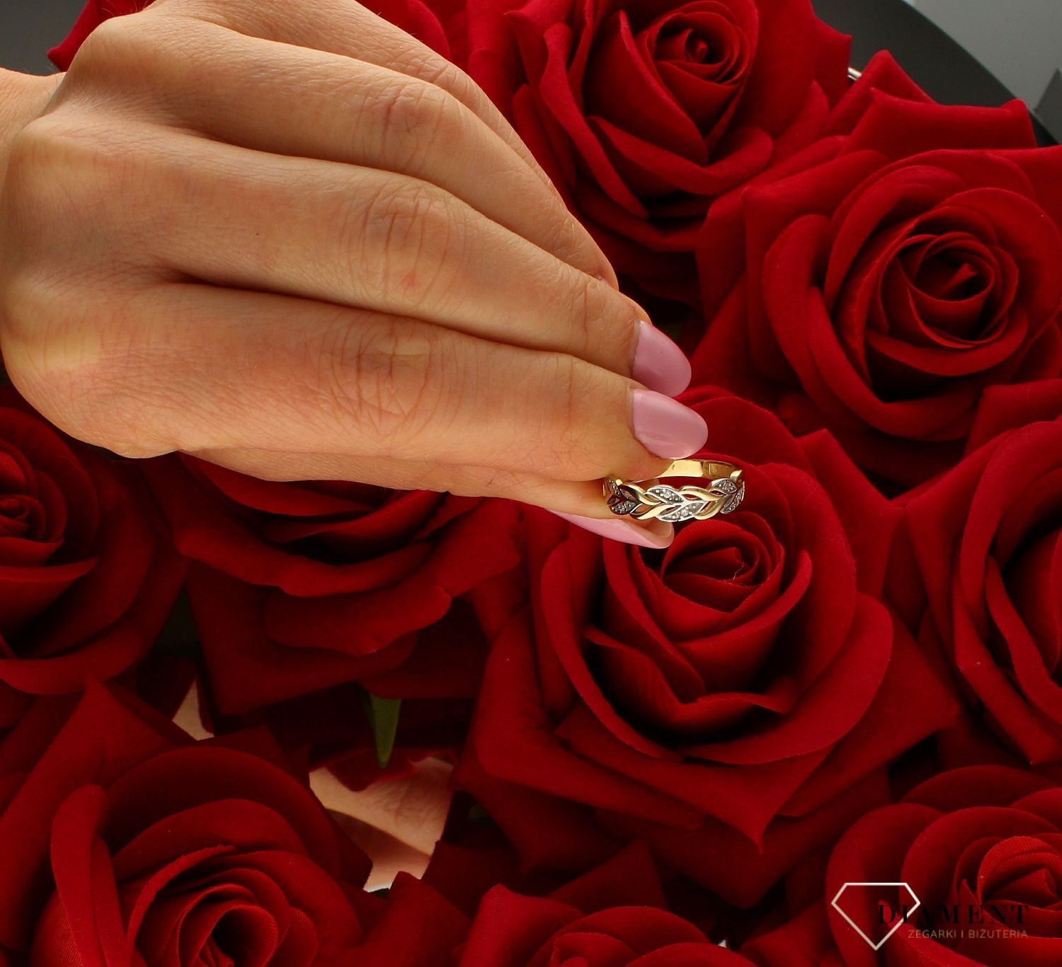 Pierścionek złoty damski “Wieniec laurowy” 333 DIA-PRS-9175-333. Elegancki, złoty pierścionek damski w formie obrączki z delikat (3).jpg