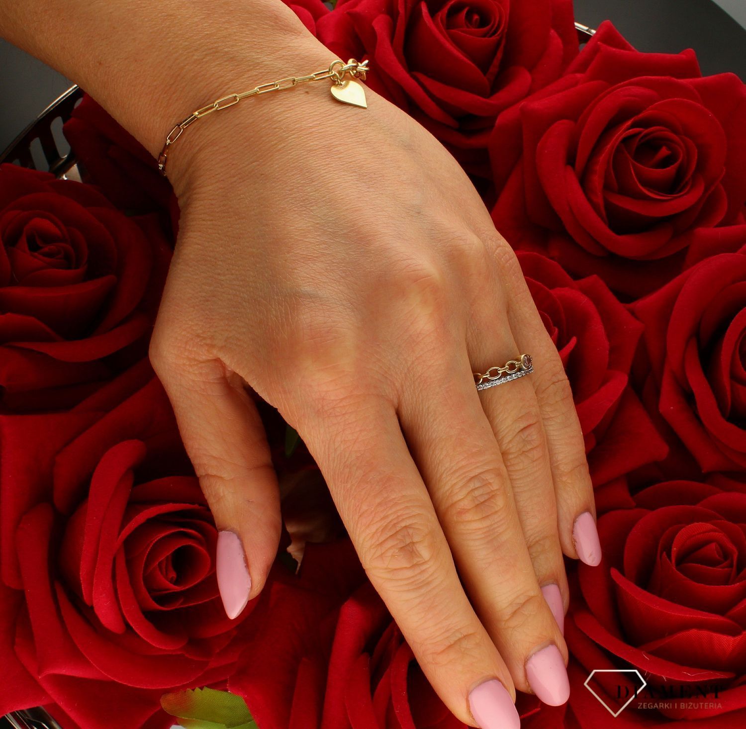 Złoty pierścionek 333 nowoczesny wzór z cyrkoniami DIA-PRS-9176-333. Niezwykły pierścionek ze złota, który został ozdobiony pasmem błyszczących cyrkonii oraz jedną centralną w różowym kolorze. Pierścionek (5).jpg