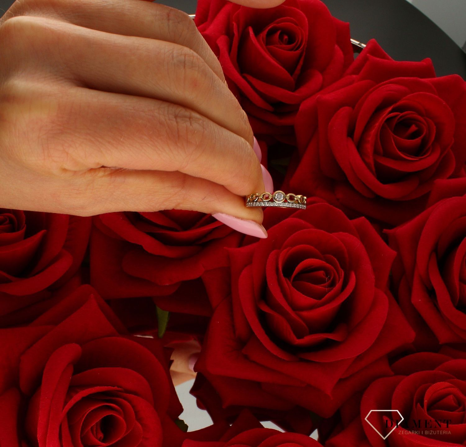 Złoty pierścionek 333 nowoczesny wzór z cyrkoniami DIA-PRS-9176-333. Niezwykły pierścionek ze złota, który został ozdobiony pasmem błyszczących cyrkonii oraz jedną centralną w różowym kolorze. Pierścionek (5).jpg