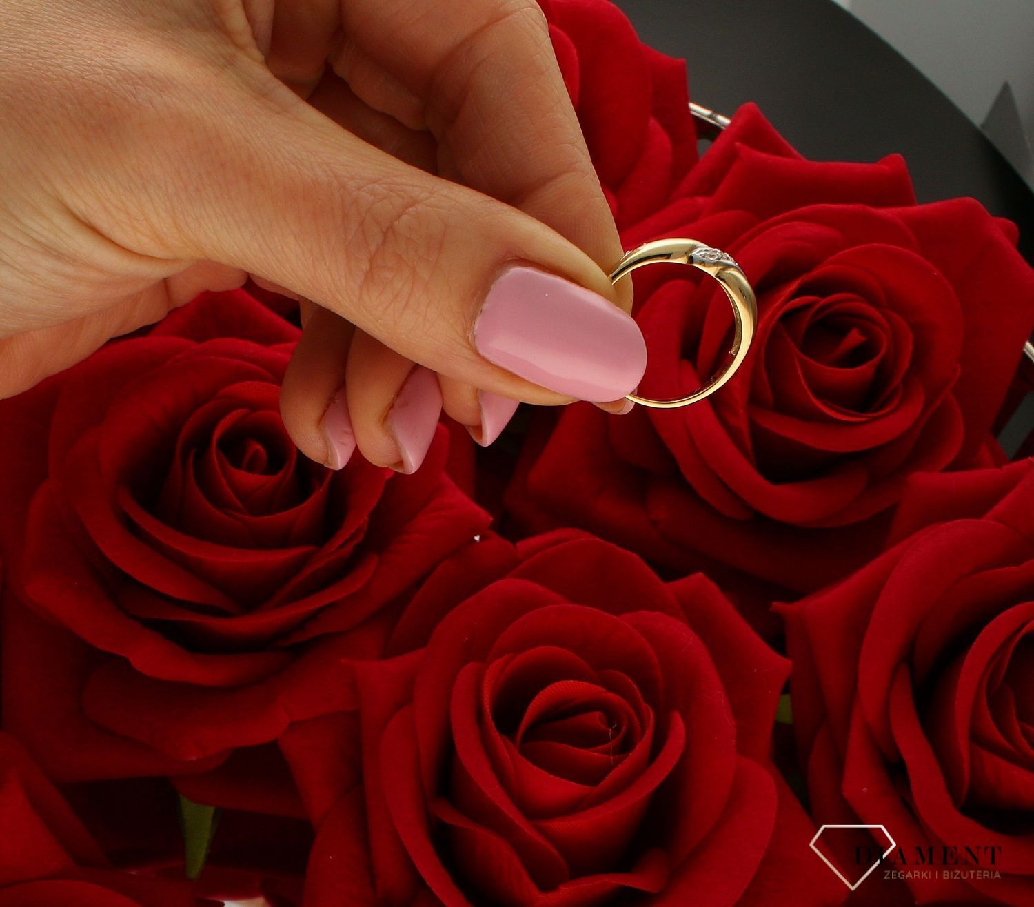 Złoty pierścionek 333 klasyczny z pasmem cyrkonii DIA-PRS-9178-333. Złoty pierścionek  świetnie się sprawdzi na prezent z okazji urodzin, imienin czy rocznicy ślubu. Pierścionek można łączyć z inną biżute (4).jpg