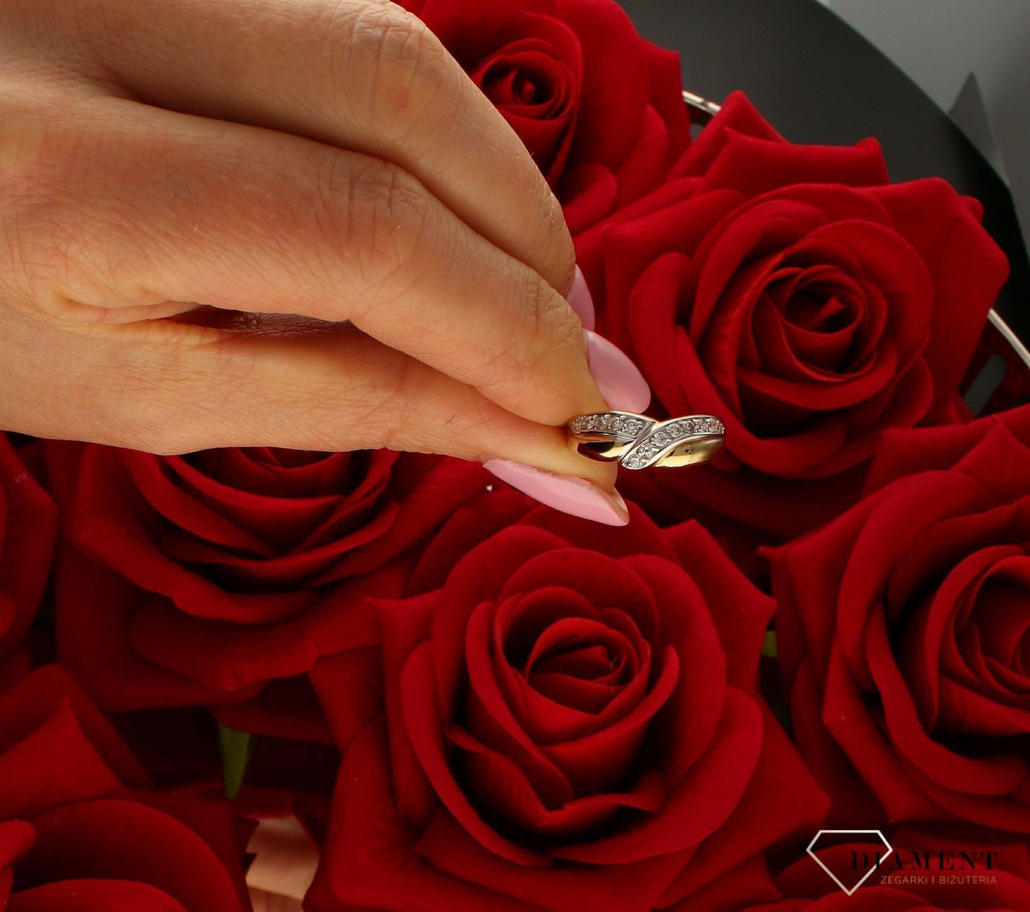 Złoty pierścionek 333 klasyczny z pasmem cyrkonii DIA-PRS-9178-333. Złoty pierścionek  świetnie się sprawdzi na prezent z okazji urodzin, imienin czy rocznicy ślubu. Pierścionek można łączyć z inną biżute (4).jpg