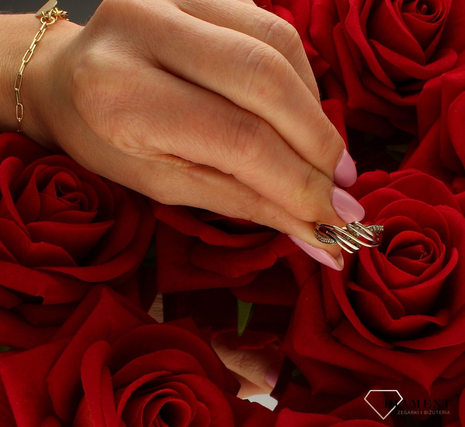 Pierścionek złoty damski fala z białym złotem 333 DIA-PRS-9179-333. Złoty pierścionek w nowoczesnej odsłonie świetnie się sprawd.jpg