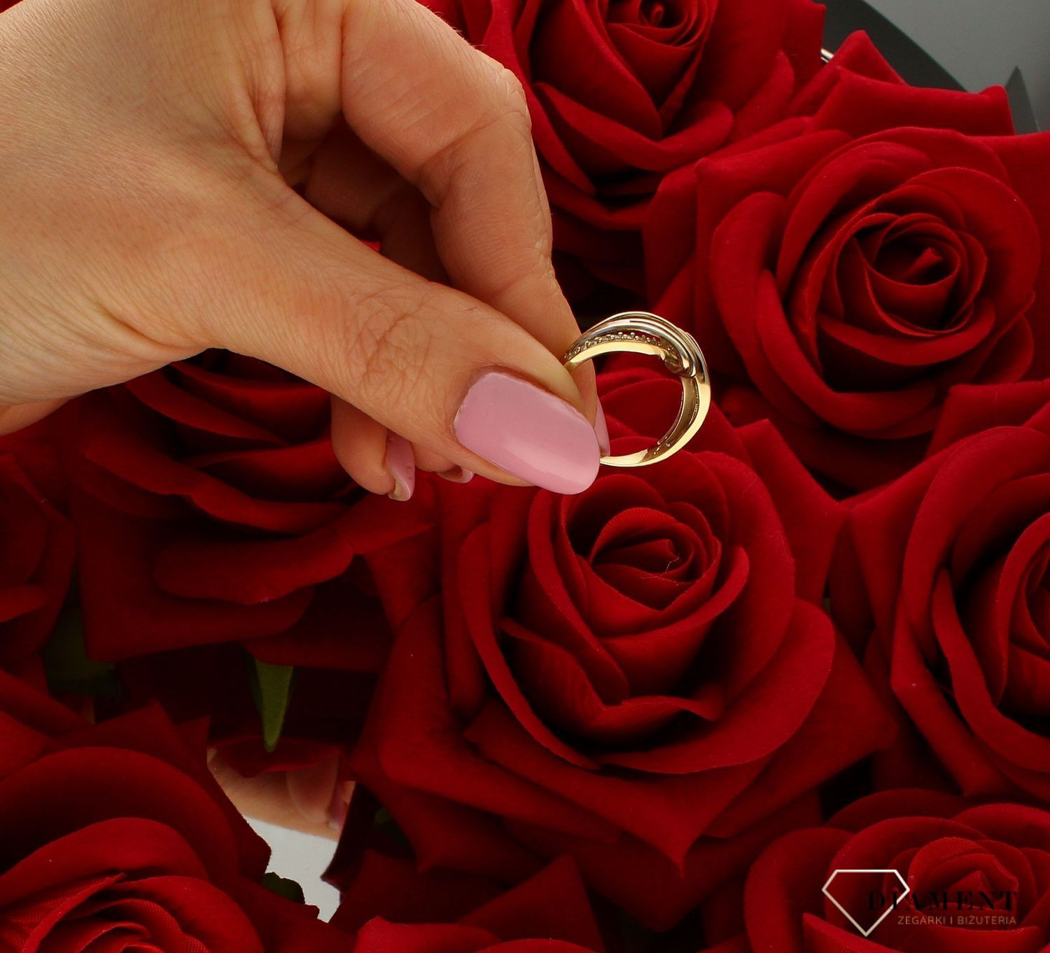 Pierścionek złoty damski fala z białym złotem 333 DIA-PRS-9179-333. Złoty pierścionek w nowoczesnej odsłonie świetnie się sprawd.jpg