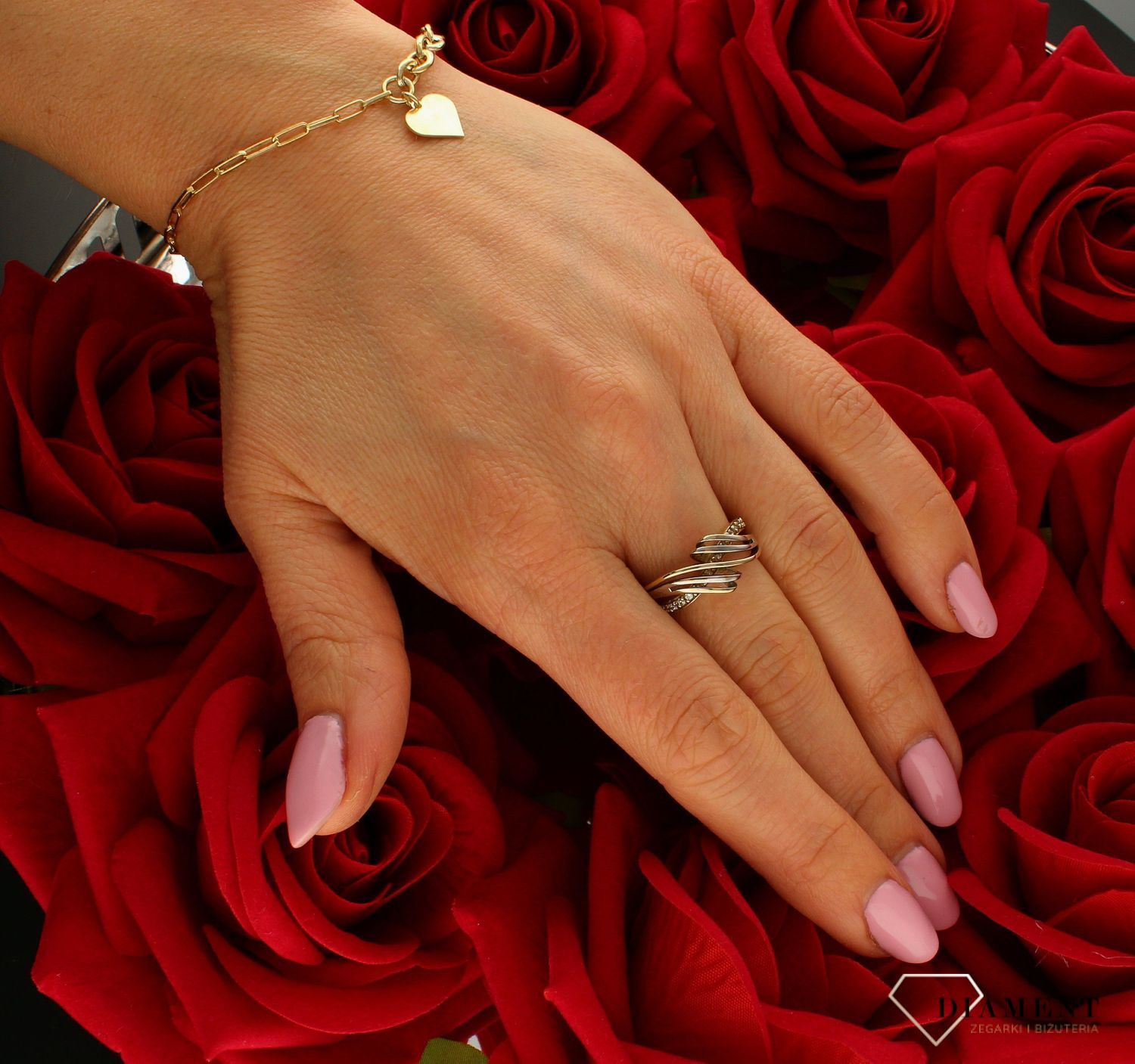 Pierścionek złoty damski fala z białym złotem 333 DIA-PRS-9179-333. Złoty pierścionek w nowoczesnej odsłonie świetnie się sprawd.jpg