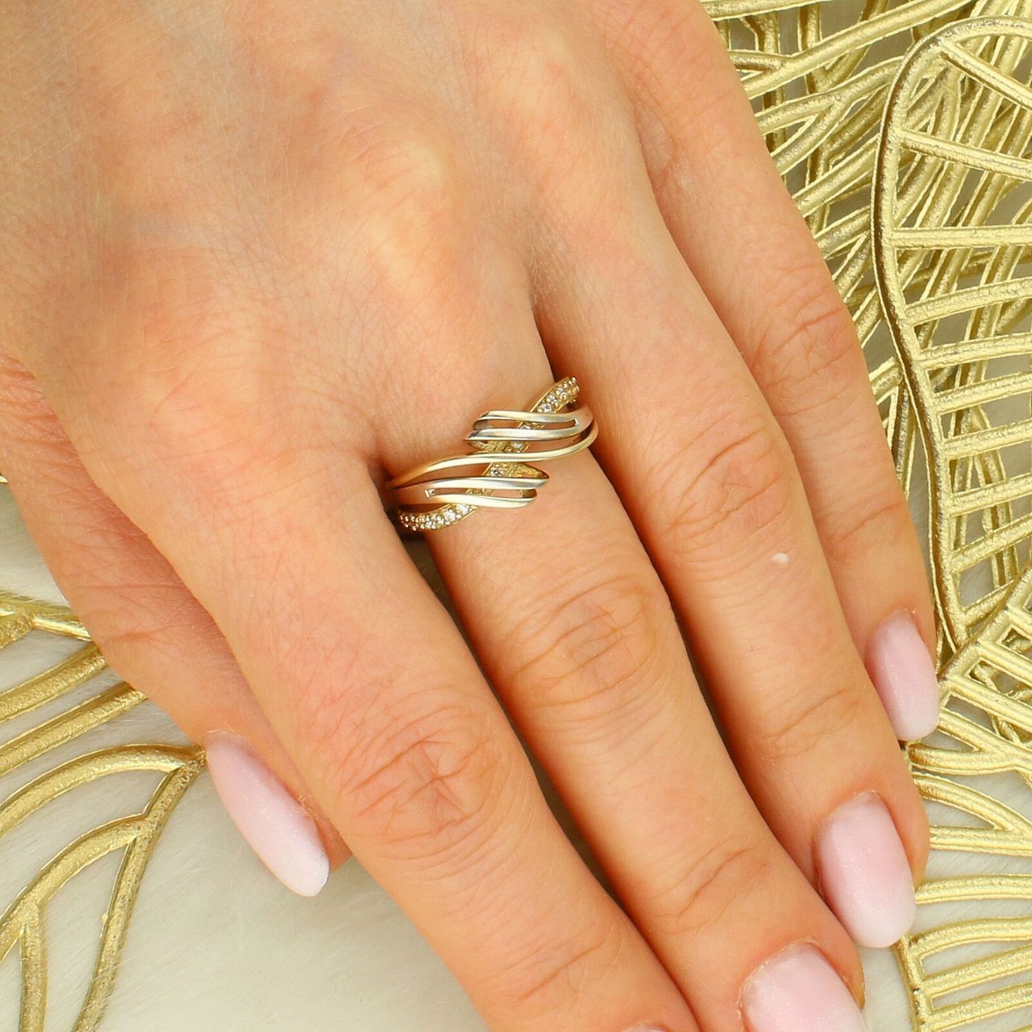 Złoty pierścionek damski fala z białym złotem 333 – cyrkonie, rozmiar 12.jpg