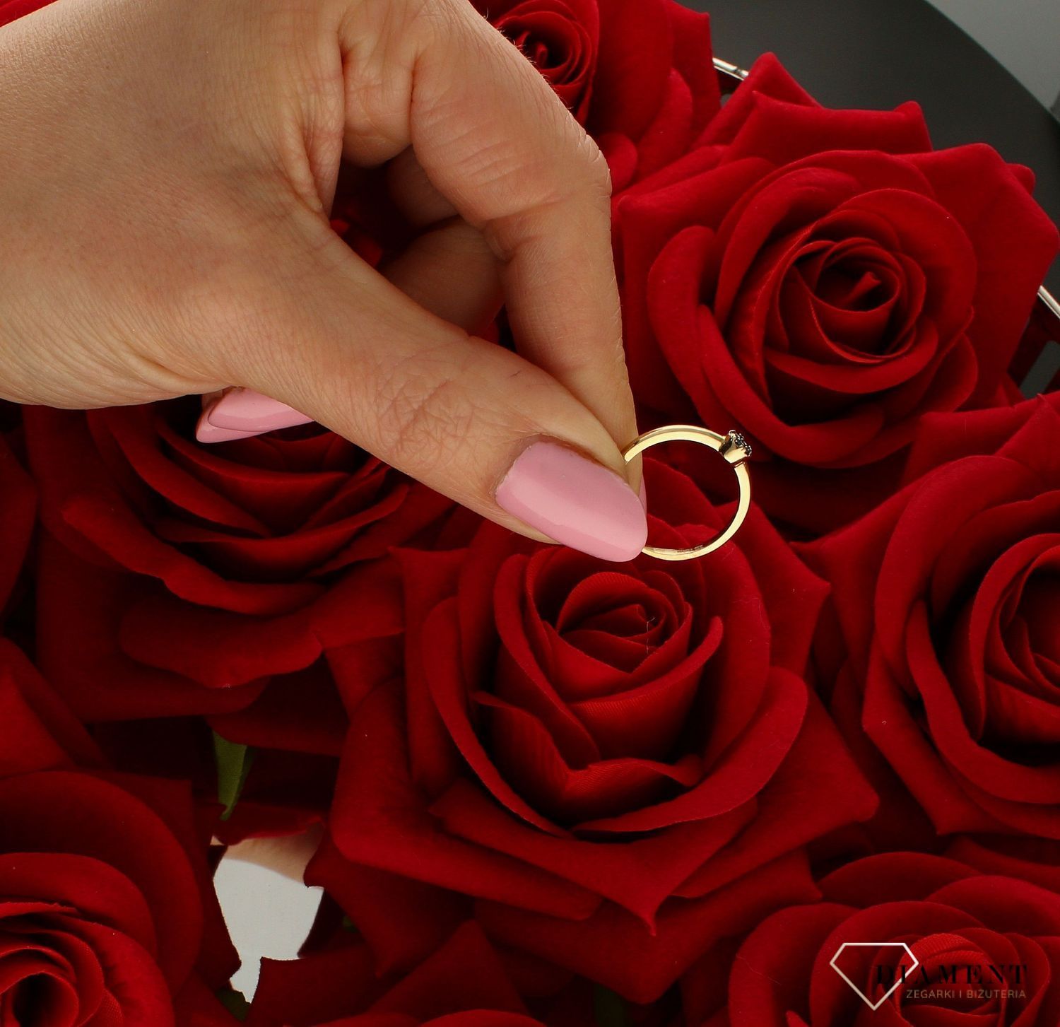 Złoty pierścionek damski Czarne oczko 333 DIA-PRS-9180-333. Modne połączenie kochane przez influencerki. Złoty pierścionek świet (3).jpg