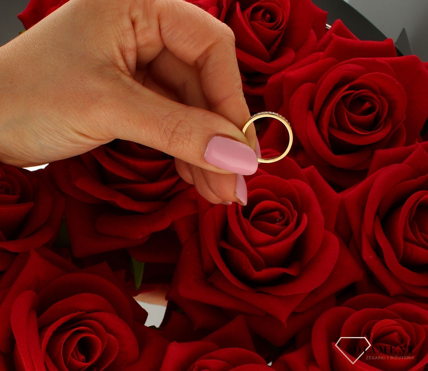 Pierścionek złoty damski 333 obrączka z cyrkoniami DIA-PRS-9181-333. Ponadczasowy wzór inspirowany ikonami sztuki jubilerskiej podkreśli piękno wyjątkowych momentów zaręczyn, rocznic, jubileuszy. Darmowa do.jpg