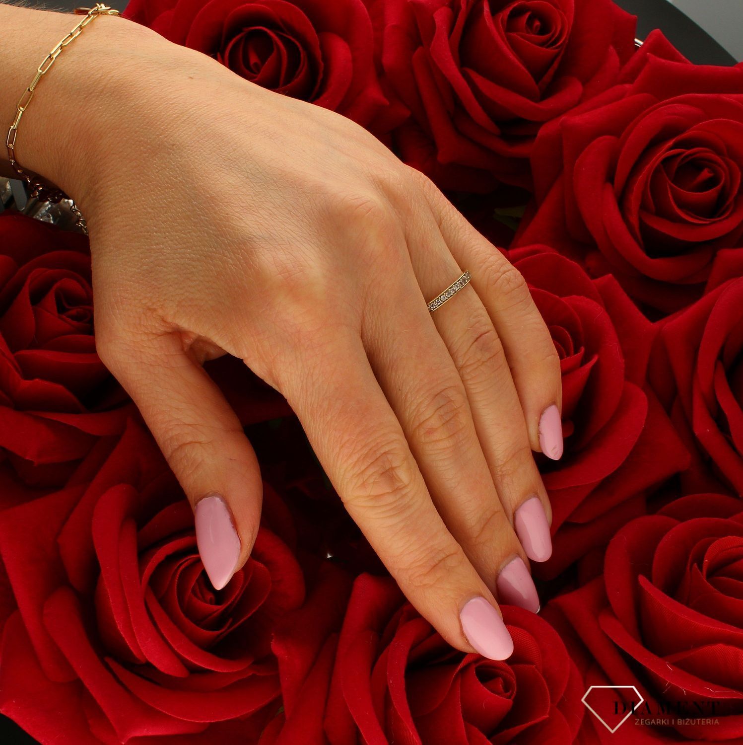 Pierścionek złoty damski 333 obrączka z cyrkoniami DIA-PRS-9181-333. Ponadczasowy wzór inspirowany ikonami sztuki jubilerskiej podkreśli piękno wyjątkowych momentów zaręczyn, rocznic, jubileuszy. Darmowa do.jpg