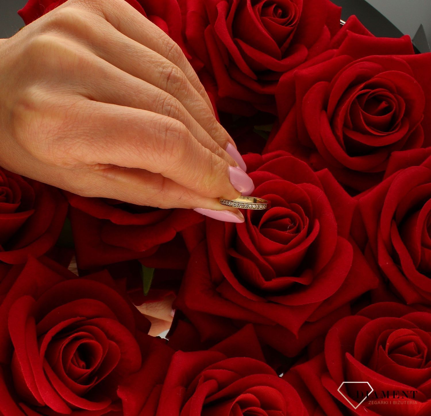 Pierścionek złoty damski 333 obrączka z cyrkoniami DIA-PRS-9181-333. Ponadczasowy wzór inspirowany ikonami sztuki jubilerskiej podkreśli piękno wyjątkowych momentów zaręczyn, rocznic, jubileuszy. Darmowa do.jpg