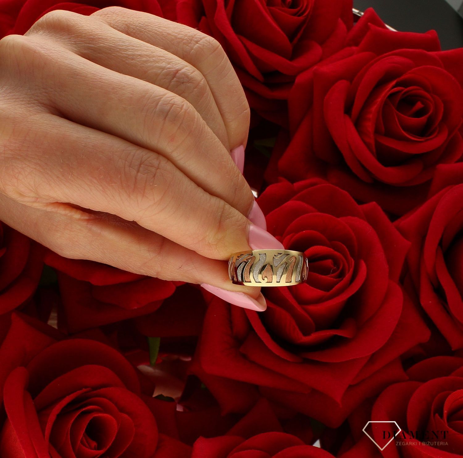 Złoty pierścionek damski 333 z pasmami białego i różowego złota DIA-PRS-9182-333. Niezwykły pierścionek ze złota, który został ozdobiony błyszczącymi pasmami żółtego i różowego złota. Złoty pierścionek  świ (1).jpg