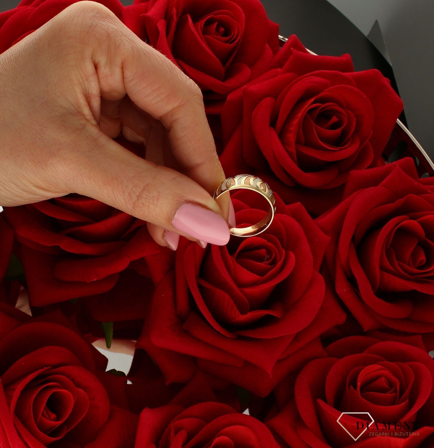 Złoty pierścionek damski 333 z pasmami białego i różowego złota DIA-PRS-9182-333. Niezwykły pierścionek ze złota, który został ozdobiony błyszczącymi pasmami żółtego i różowego złota. Złoty pierścionek  świ (1).jpg