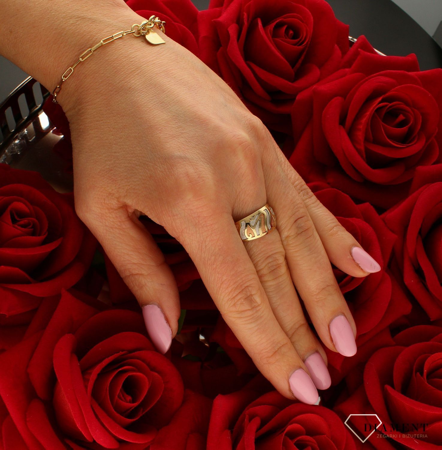 Złoty pierścionek damski 333 z pasmami białego i różowego złota DIA-PRS-9182-333. Niezwykły pierścionek ze złota, który został ozdobiony błyszczącymi pasmami żółtego i różowego złota. Złoty pierścionek  świ (1).jpg