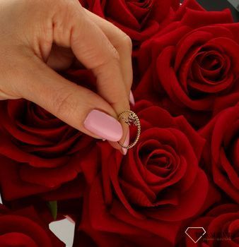 Złoty pierścionek damski 333 z zawieszką LOVE DIA-PRS-9184-333. Podaruj bliskiej osobie pierścionek z napisem “LOVE” - miłość. N (3).jpg