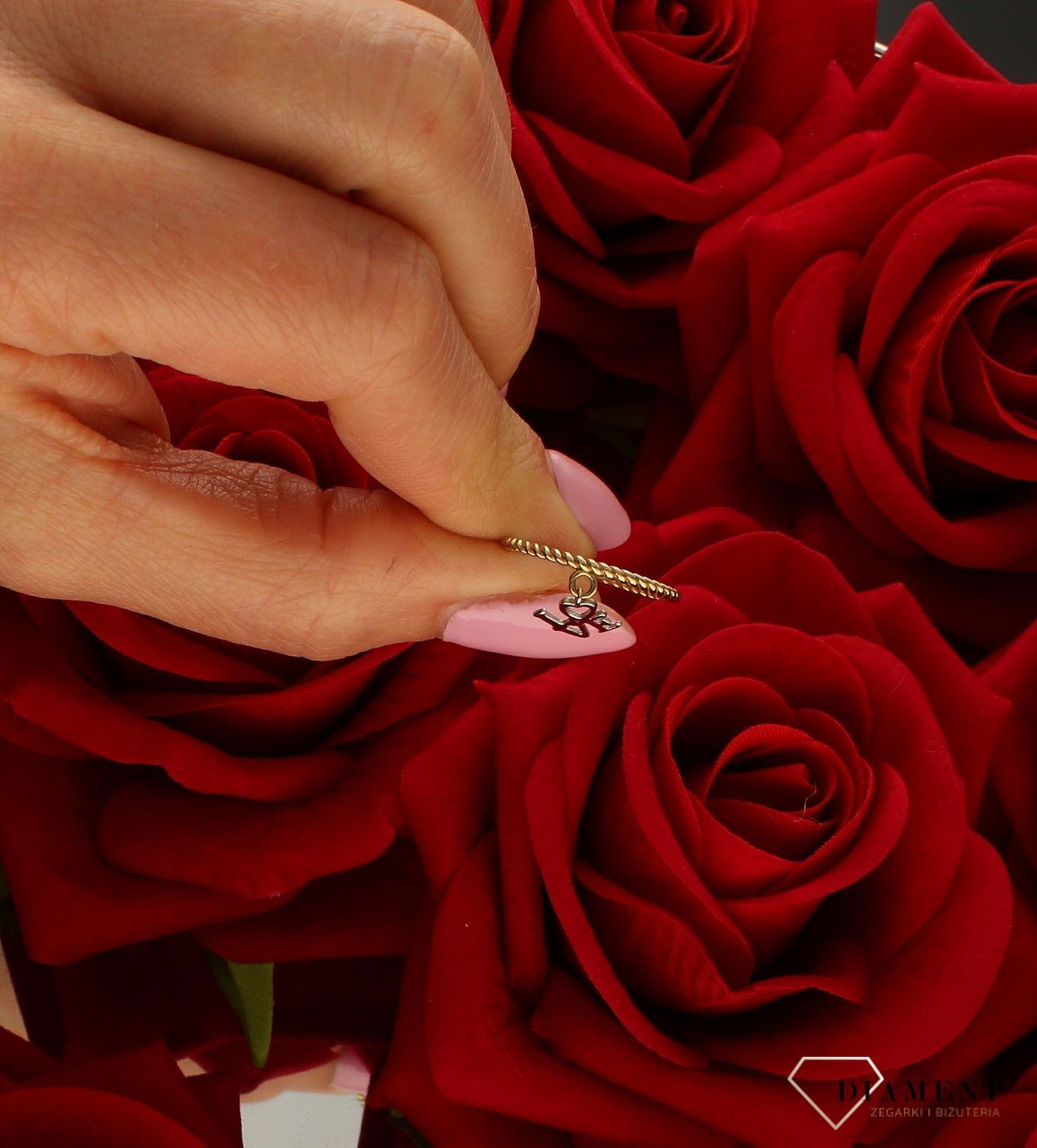 Złoty pierścionek damski 333 z zawieszką LOVE DIA-PRS-9184-333. Podaruj bliskiej osobie pierścionek z napisem “LOVE” - miłość. N (4).jpg