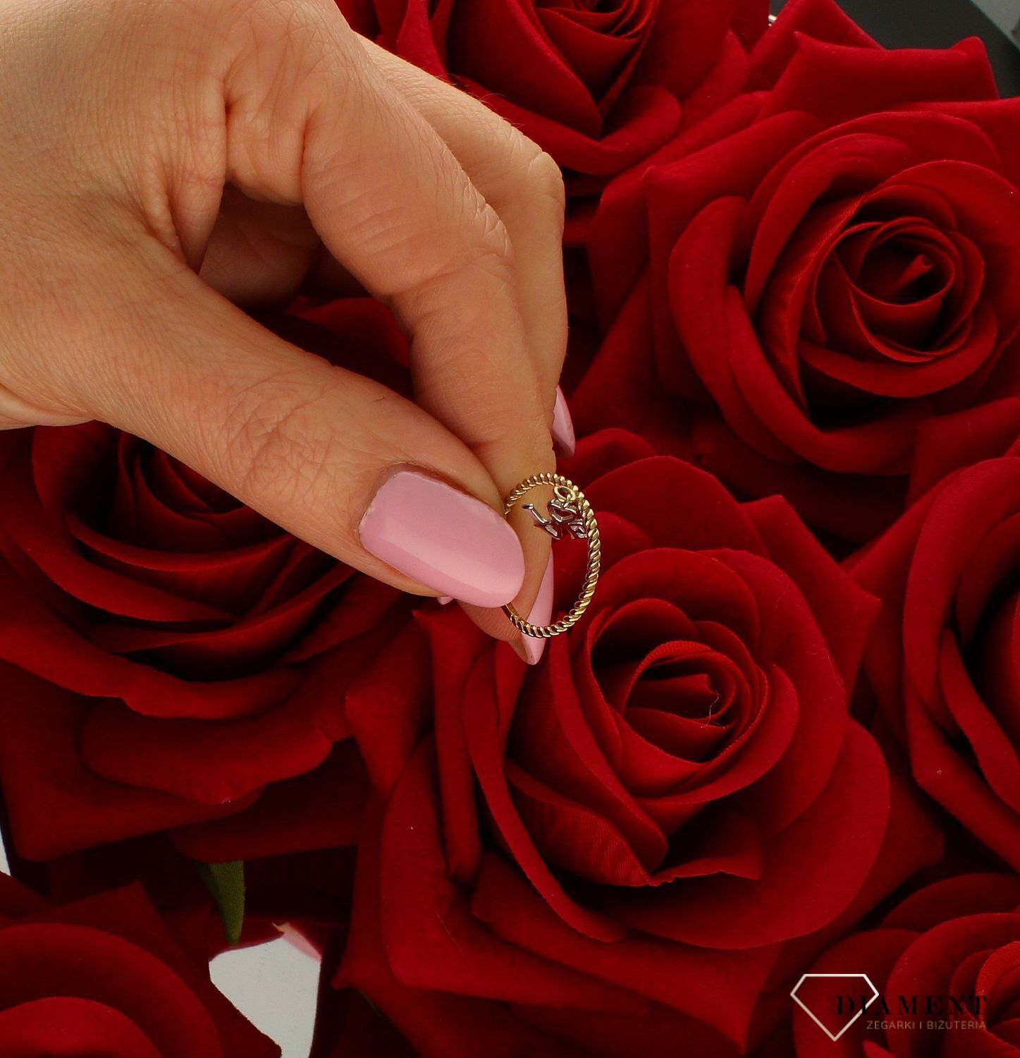 Złoty pierścionek damski 333 z zawieszką LOVE DIA-PRS-9184-333. Podaruj bliskiej osobie pierścionek z napisem “LOVE” - miłość. N (4).jpg