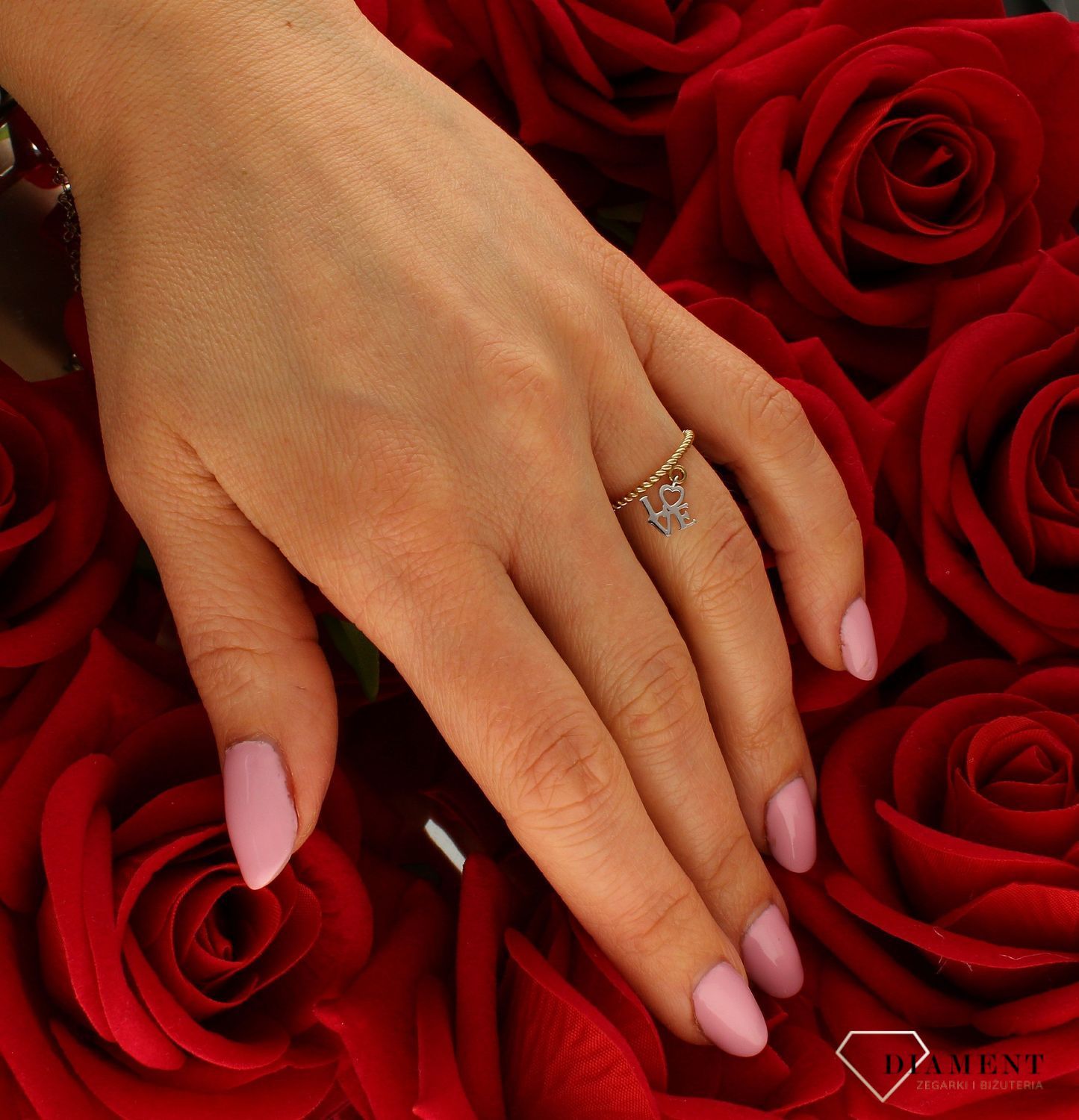 Złoty pierścionek damski 333 z zawieszką LOVE DIA-PRS-9184-333. Podaruj bliskiej osobie pierścionek z napisem “LOVE” - miłość. N (4).jpg