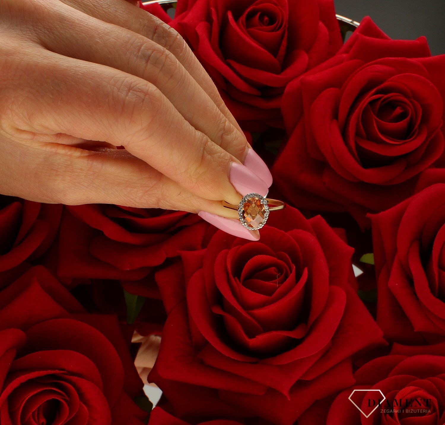 Złoty pierścionek damski z pomarańczową cyrkonią 333 DIA-PRS-9185-333. Ponadczasowy wzór inspirowany ikonami sztuki jubilerskiej podkreśli piękno wyjątkowych momentów zaręczyn, rocznic, jubileuszy.  Darmowa.jpg