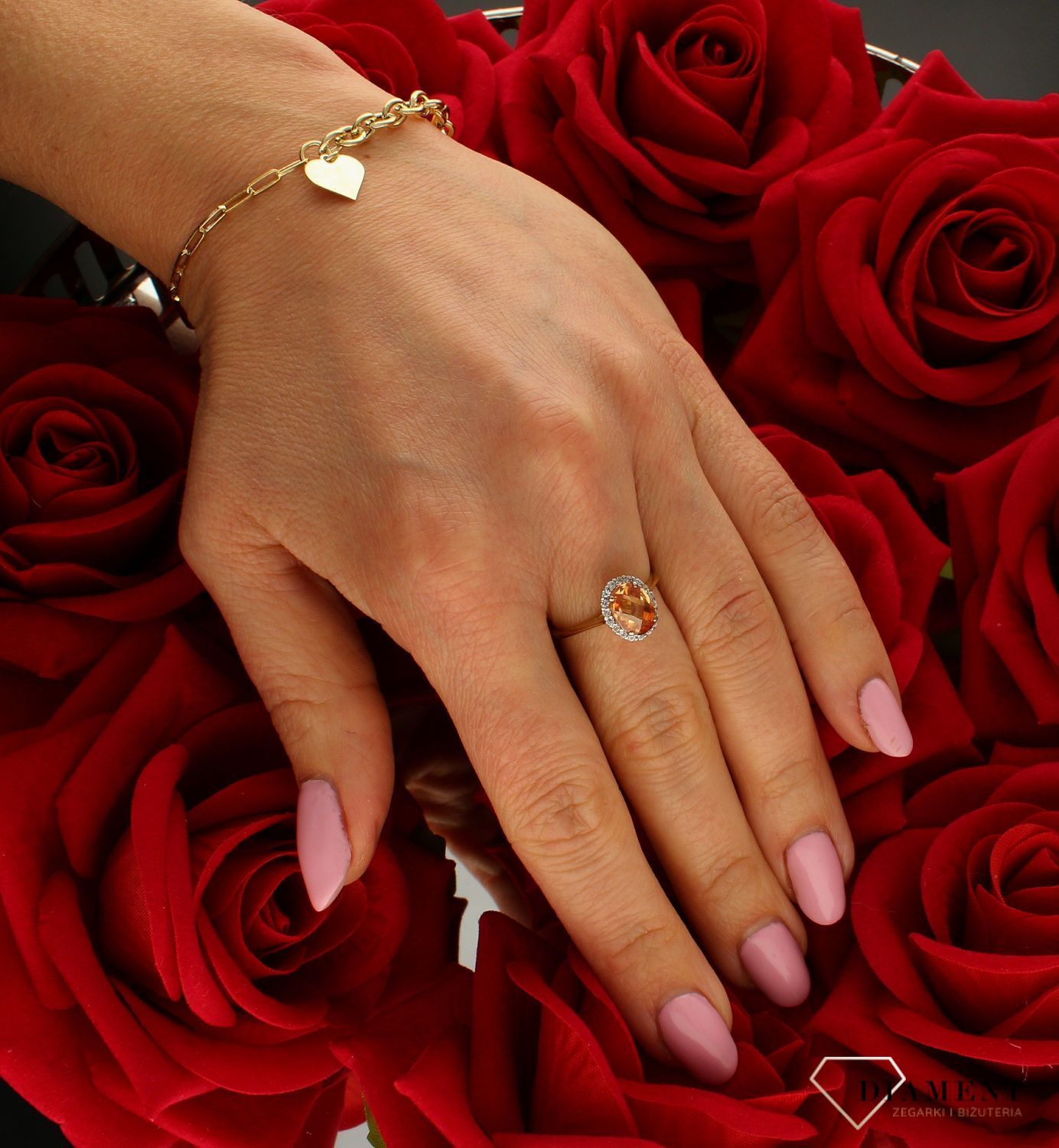 Złoty pierścionek damski z pomarańczową cyrkonią 333 DIA-PRS-9185-333. Ponadczasowy wzór inspirowany ikonami sztuki jubilerskiej podkreśli piękno wyjątkowych momentów zaręczyn, rocznic, jubileuszy.  Darmowa.jpg