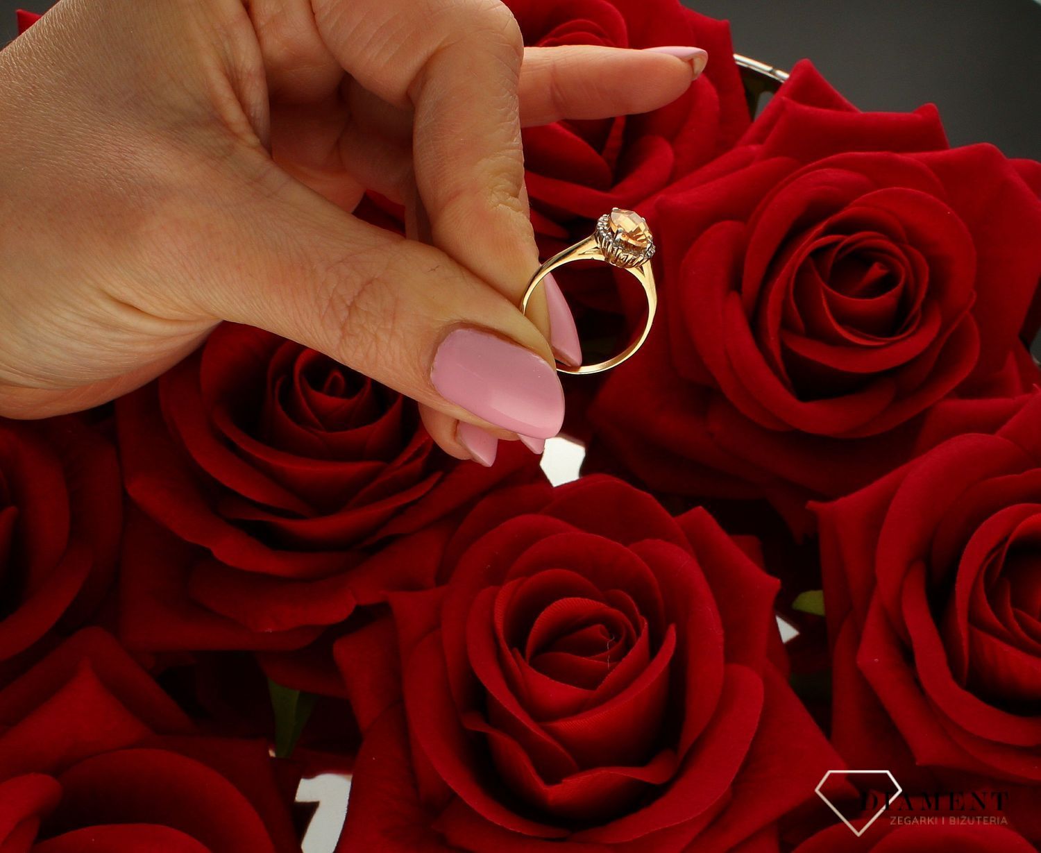 Złoty pierścionek damski z pomarańczową cyrkonią 333 DIA-PRS-9185-333. Ponadczasowy wzór inspirowany ikonami sztuki jubilerskiej podkreśli piękno wyjątkowych momentów zaręczyn, rocznic, jubileuszy.  Darmowa.jpg