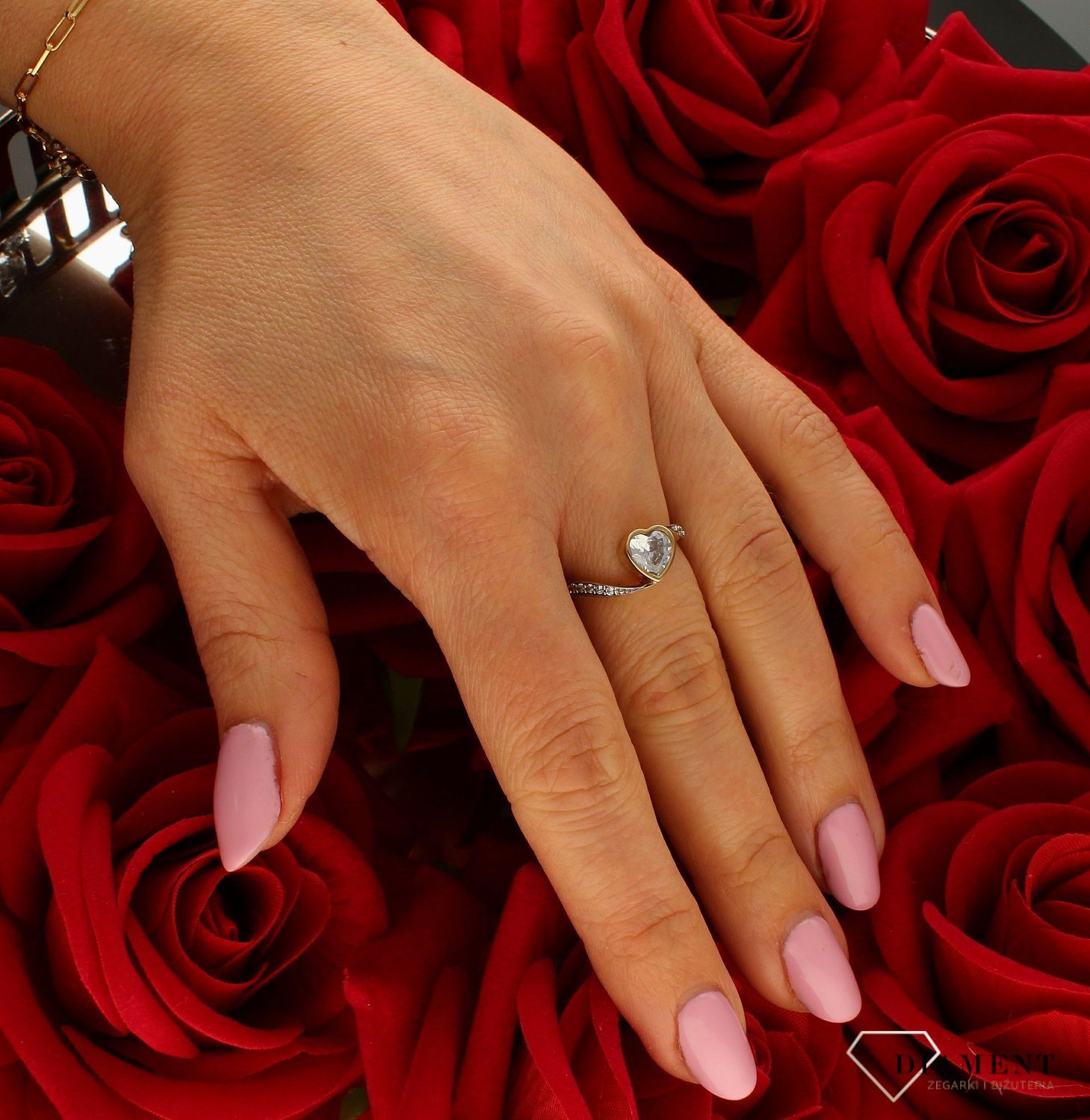 Złoty pierścionek damski 333 z sercem DIA-PRS-9186-333. Przepiękny pierścionek podkreśli piękno wyjątkowych momentów zaręczyn, (4).jpg