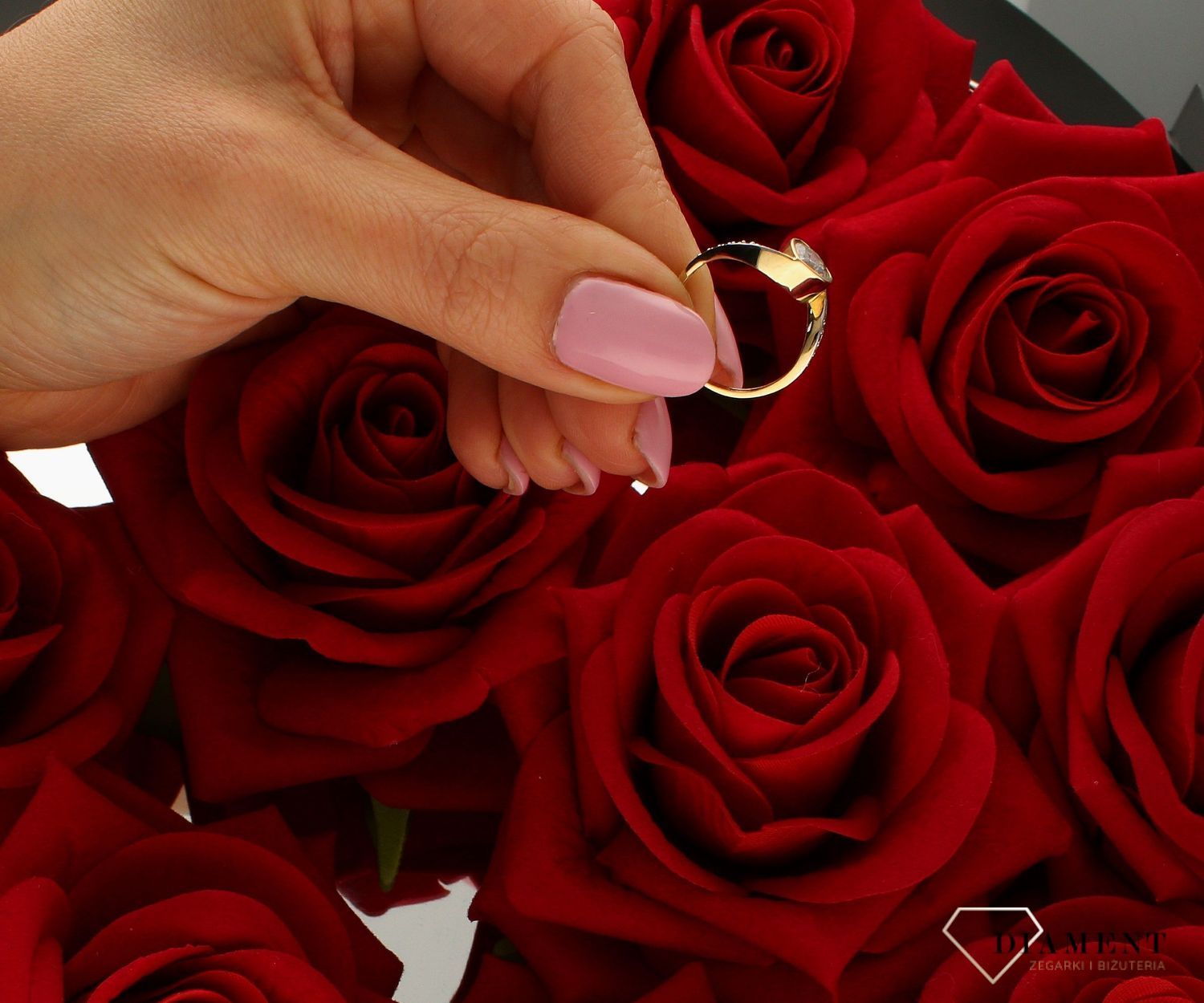 Złoty pierścionek damski 333 z sercem DIA-PRS-9186-333. Przepiękny pierścionek podkreśli piękno wyjątkowych momentów zaręczyn, (4).jpg