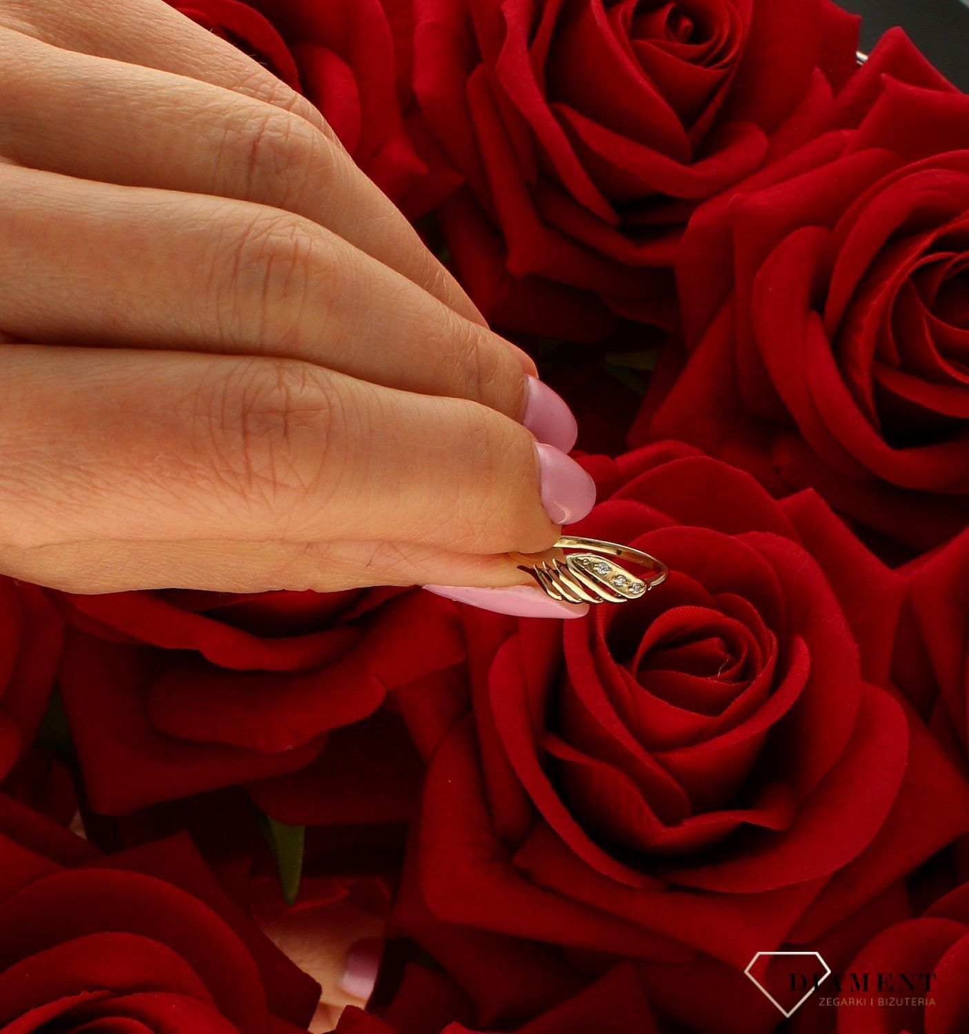 Złoty pierścionek 333 klasyczny wzór z cyrkoniami DIA-PRS-9187-333. Złoty pierścionek  świetnie się sprawdzi na prezent z okazji urodzin, imienin czy rocznicy ślubu. Pierścionek można łączyć z inną biżuteri (1).jpg