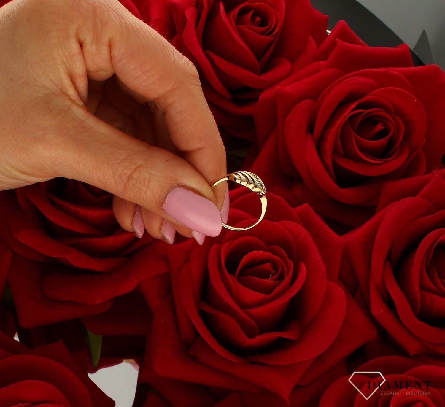 Złoty pierścionek 333 klasyczny wzór z cyrkoniami DIA-PRS-9187-333. Złoty pierścionek  świetnie się sprawdzi na prezent z okazji urodzin, imienin czy rocznicy ślubu. Pierścionek można łączyć z inną biżuteri (1).jpg