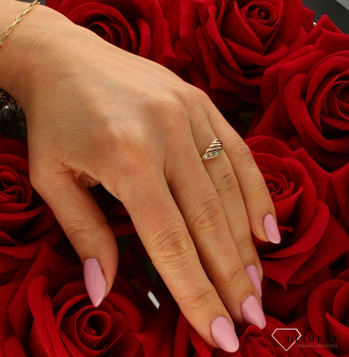 Złoty pierścionek 333 klasyczny wzór z cyrkoniami DIA-PRS-9187-333. Złoty pierścionek  świetnie się sprawdzi na prezent z okazji urodzin, imienin czy rocznicy ślubu. Pierścionek można łączyć z inną biżuteri (1).jpg