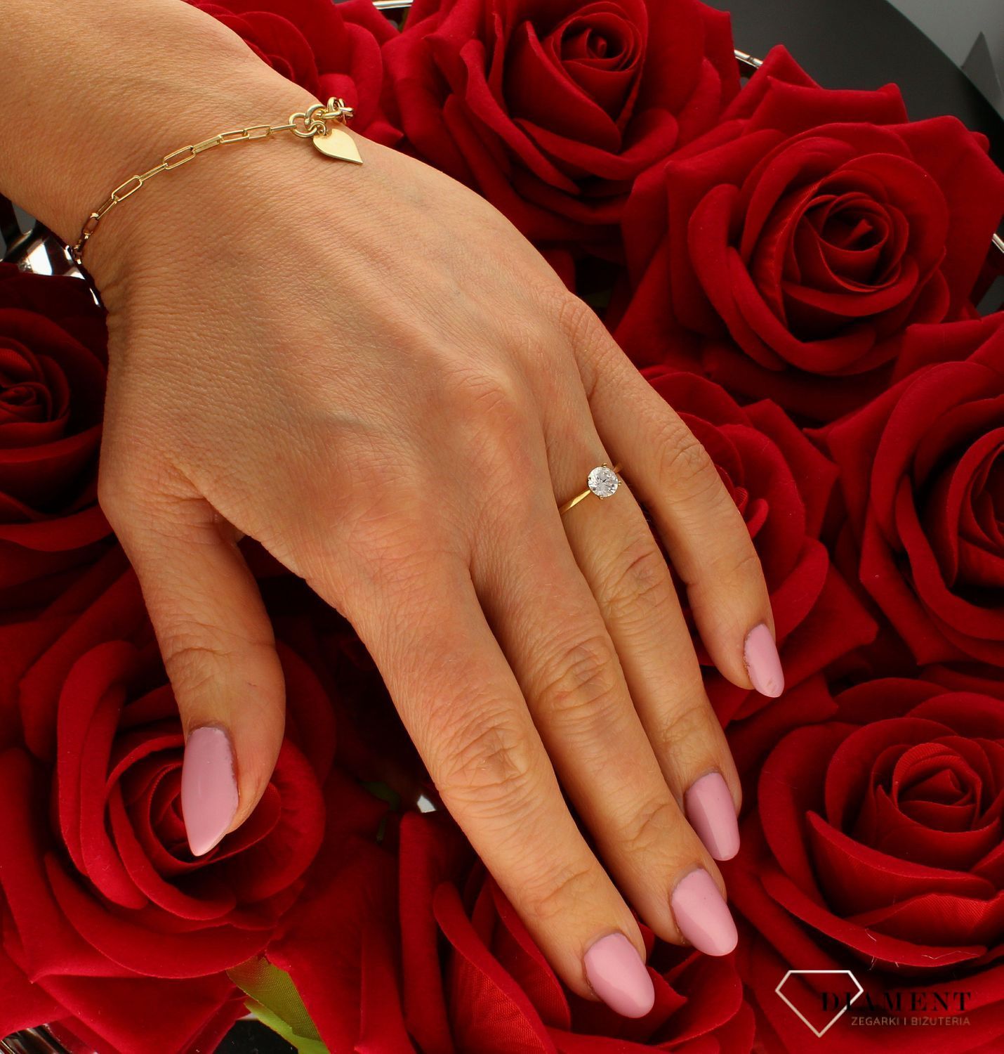 Złoty pierścionek 333 z cyrkonią zaręczynowy DIA-PRS-9188-333.Złoty pierścionek ozdobiony wystającą efektowną cyrkonią. Piękny pierścionek wykonany z wysokiej jakości złota próby 333.  Idealny na prezent  (4).jpg