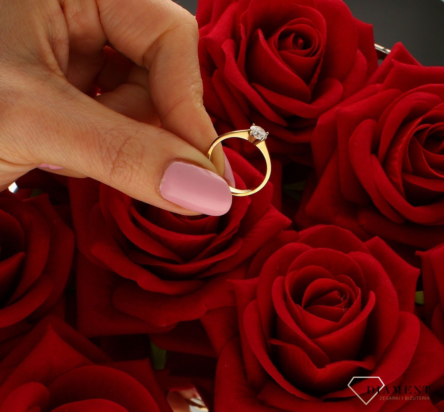 Złoty pierścionek 333 z cyrkonią zaręczynowy DIA-PRS-9188-333.Złoty pierścionek ozdobiony wystającą efektowną cyrkonią. Piękny pierścionek wykonany z wysokiej jakości złota próby 333.  Idealny na prezent  (4).jpg