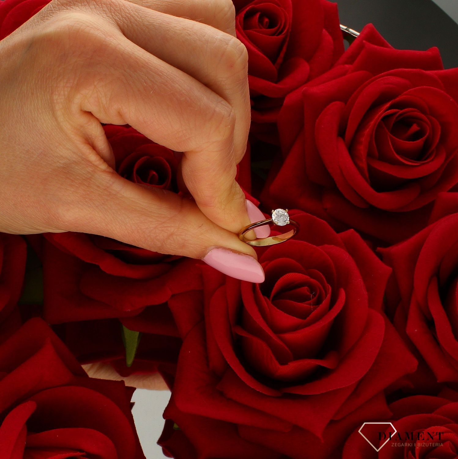 Złoty pierścionek 333 z cyrkonią zaręczynowy DIA-PRS-9188-333.Złoty pierścionek ozdobiony wystającą efektowną cyrkonią. Piękny pierścionek wykonany z wysokiej jakości złota próby 333.  Idealny na prezent  (4).jpg