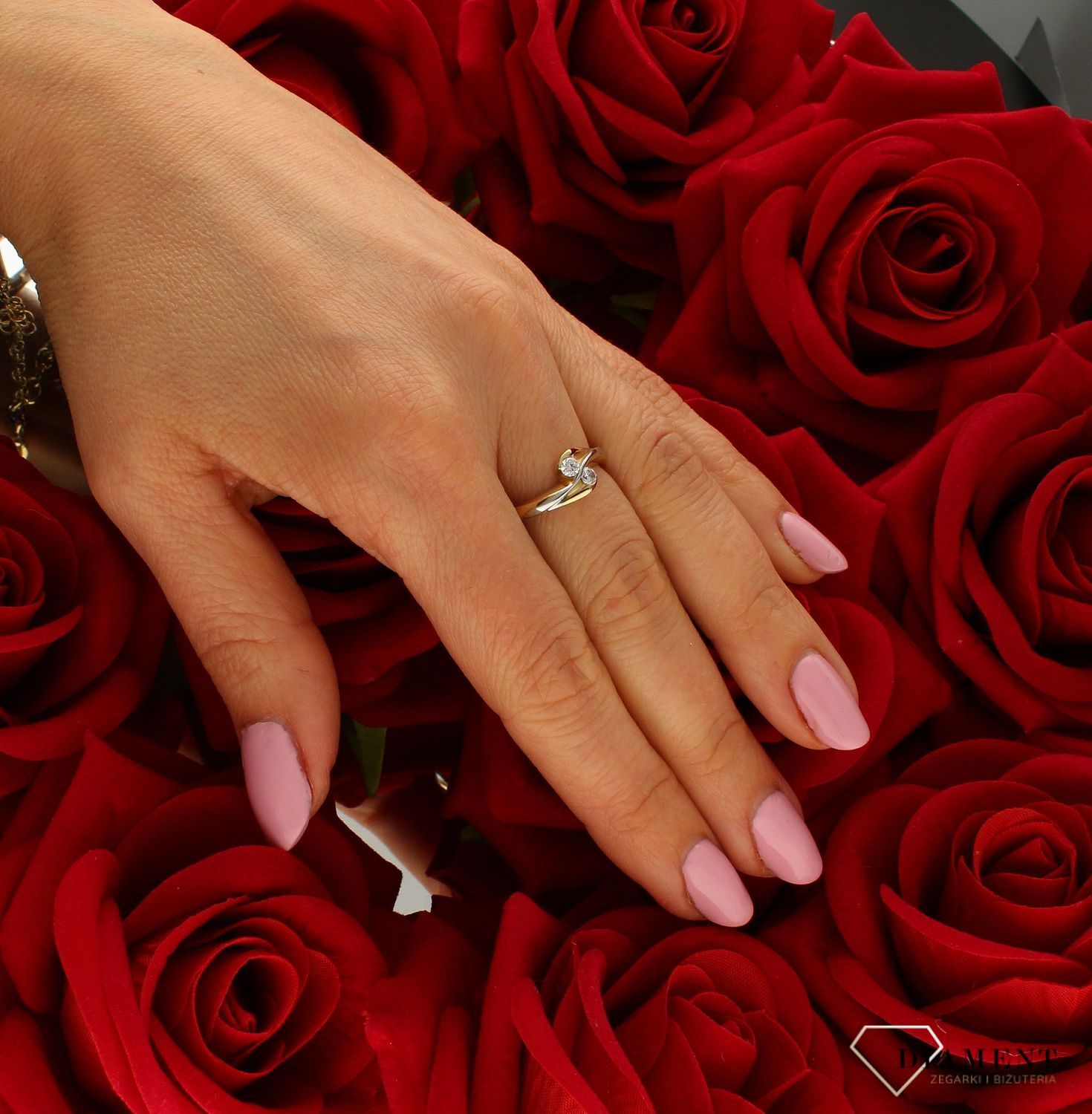 Złoty pierścionek 333 klasyczny z białym złotem DIA-PRS-9189-333.  Złoty pierścionek pleciony ozdobiony dwoma cyrkoniami. Piękny pierścionek wykonany z wysokiej jakości złota próby 333.  (4).jpg