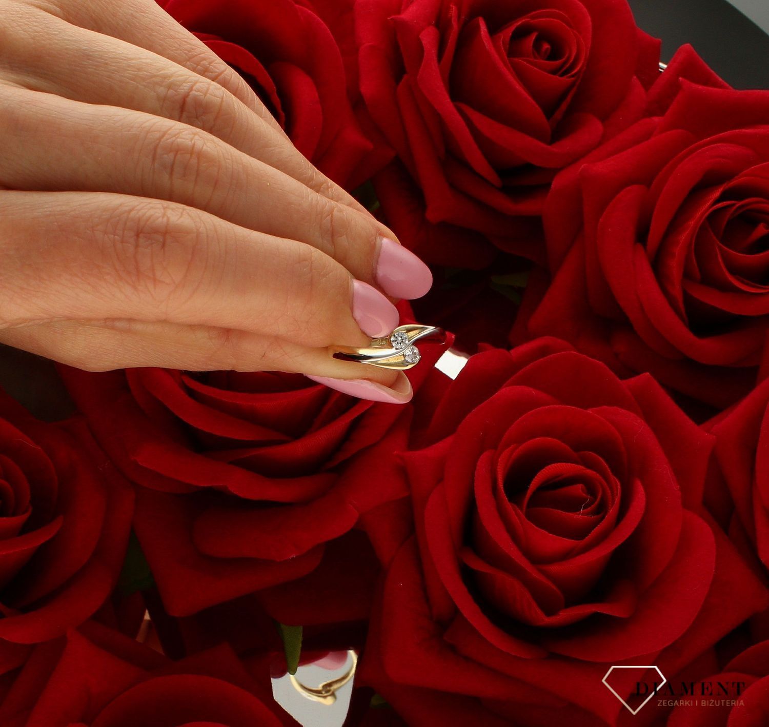 Złoty pierścionek 333 klasyczny z białym złotem DIA-PRS-9189-333.  Złoty pierścionek pleciony ozdobiony dwoma cyrkoniami. Piękny pierścionek wykonany z wysokiej jakości złota próby 333.  (4).jpg
