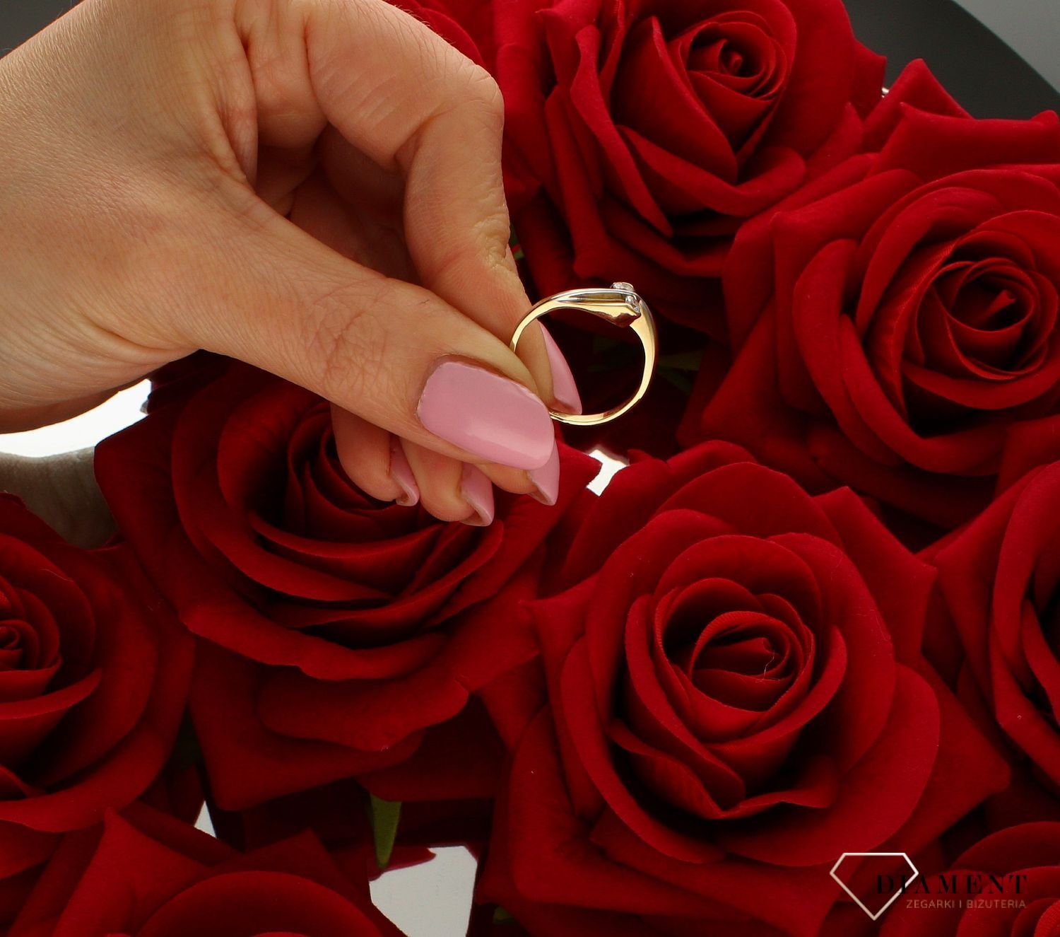 Złoty pierścionek 333 klasyczny z białym złotem DIA-PRS-9189-333.  Złoty pierścionek pleciony ozdobiony dwoma cyrkoniami. Piękny pierścionek wykonany z wysokiej jakości złota próby 333.  (4).jpg