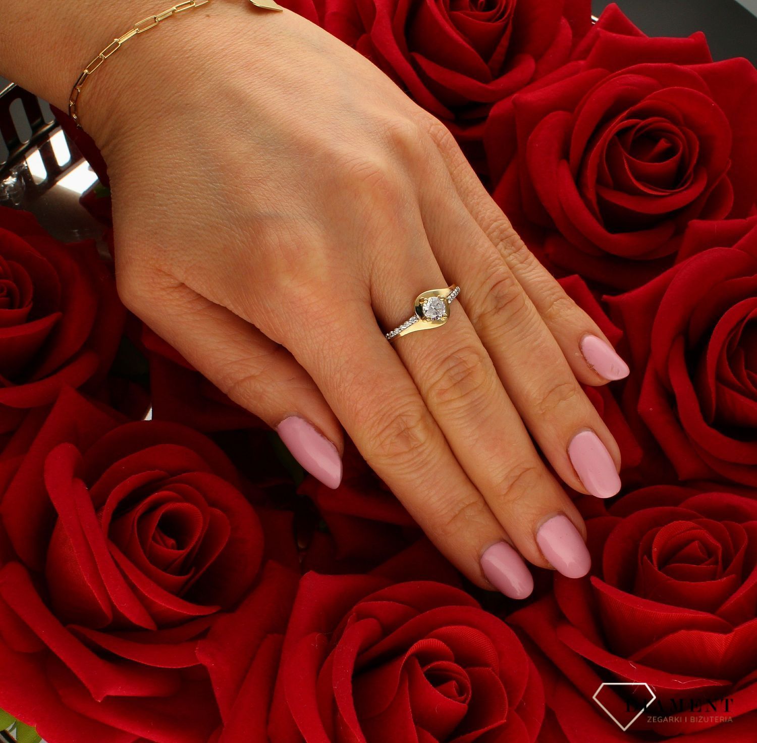 Złoty pierścionek damski 333 zaręczynowy z cyrkonią rozmiar 16 DIA-PRS-9190-333.jpg