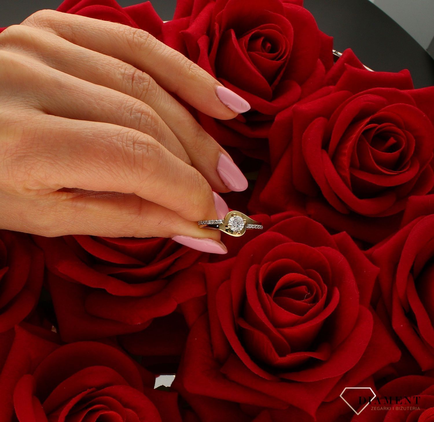 Złoty pierścionek damski 333 zaręczynowy z cyrkonią rozmiar 16 DIA-PRS-9190-333.jpg