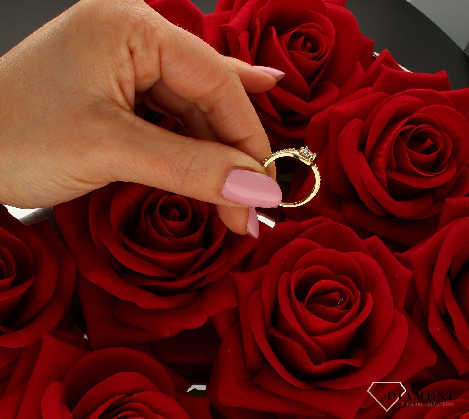 Złoty pierścionek damski 333 zaręczynowy z cyrkonią rozmiar 16 DIA-PRS-9190-333.jpg