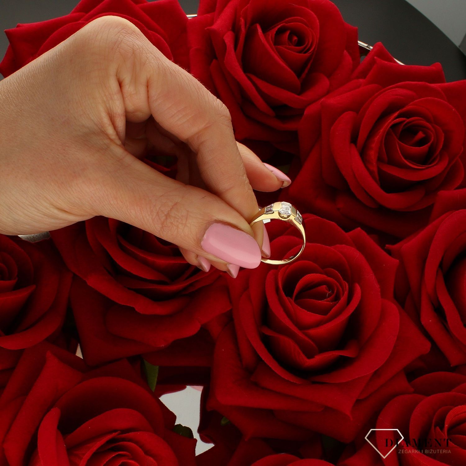 Pierścionek złoty damski Trzy cyrkonie 333 DIA-PRS-9191-333. Złoty pierścionek w nowoczesnej odsłonie świetnie się sprawdzi na p (4).jpg